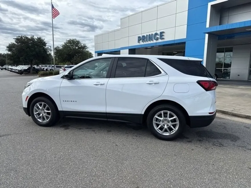 2023 Chevrolet Equinox LT photo 1