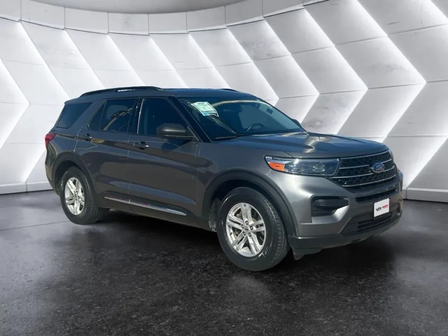 2021 Ford Explorer XLT photo 1