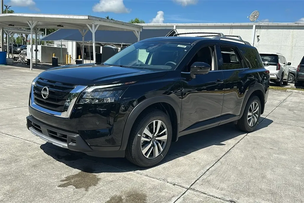 2025 Nissan Pathfinder SL photo 1