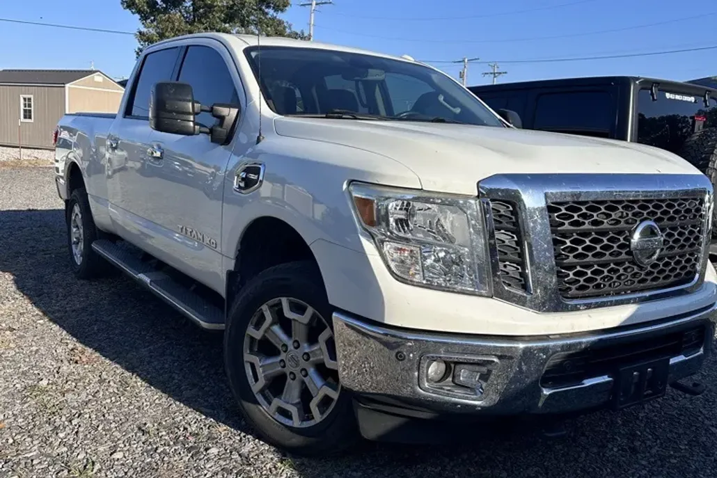 2016 Nissan Titan SV photo 1