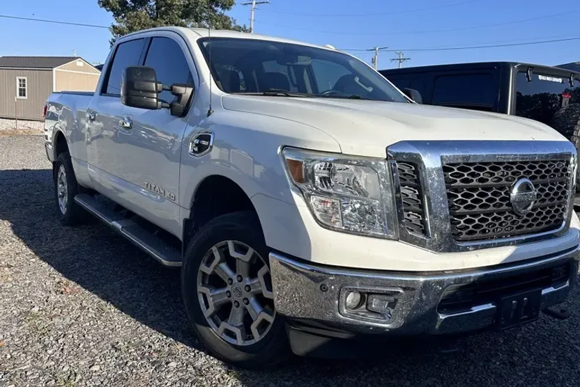 2016 Nissan Titan SV photo 1