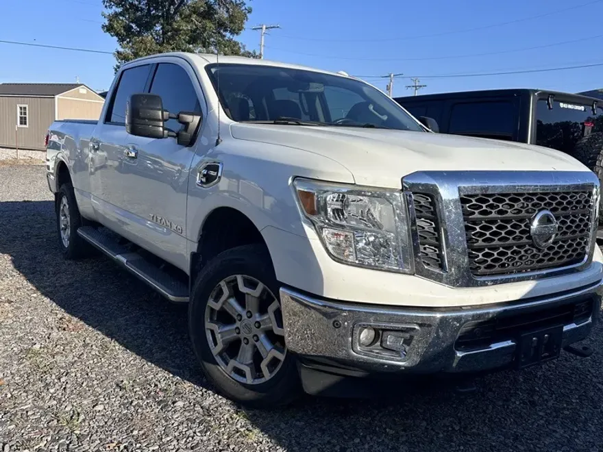 2016 Nissan Titan SV photo 1