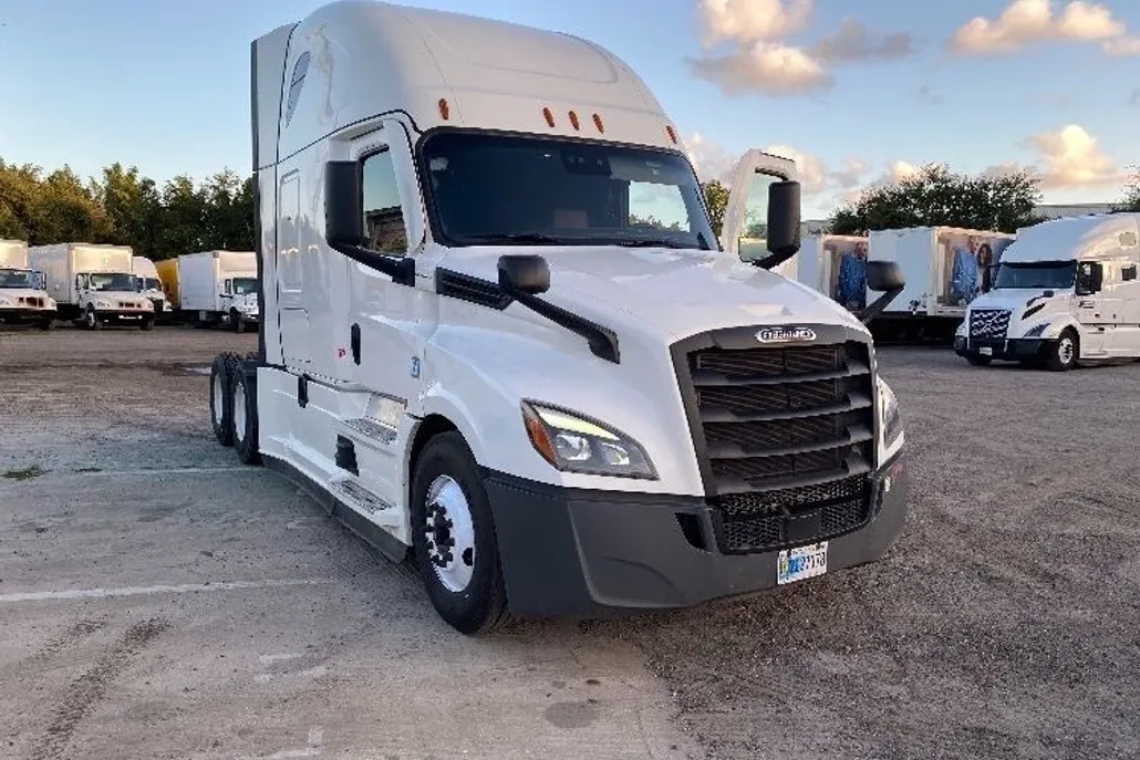 2022 Freightliner Cascadia 126" Sleeper Cab photo 1