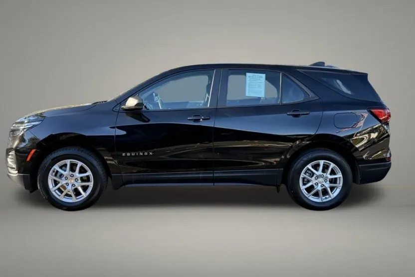 2023 Chevrolet Equinox LS photo 1