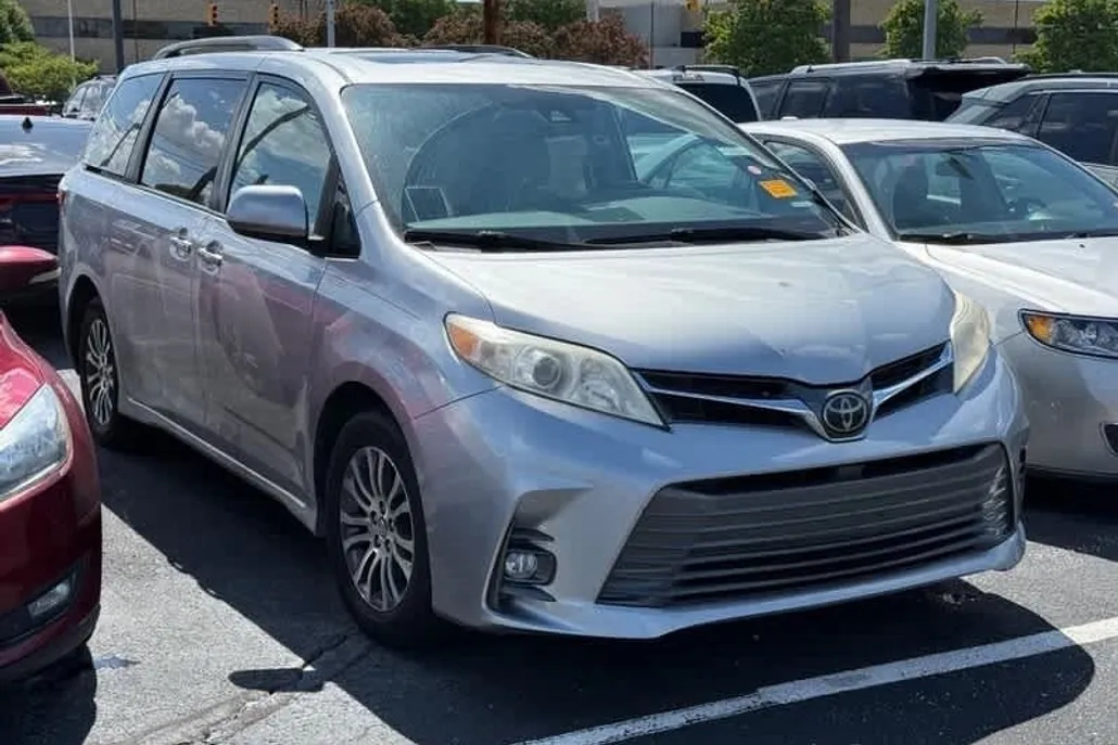 2019 Toyota Sienna XLE photo 1