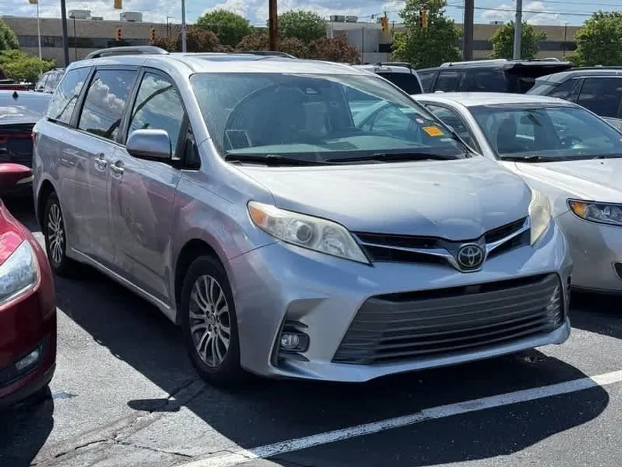 2019 Toyota Sienna XLE photo 1