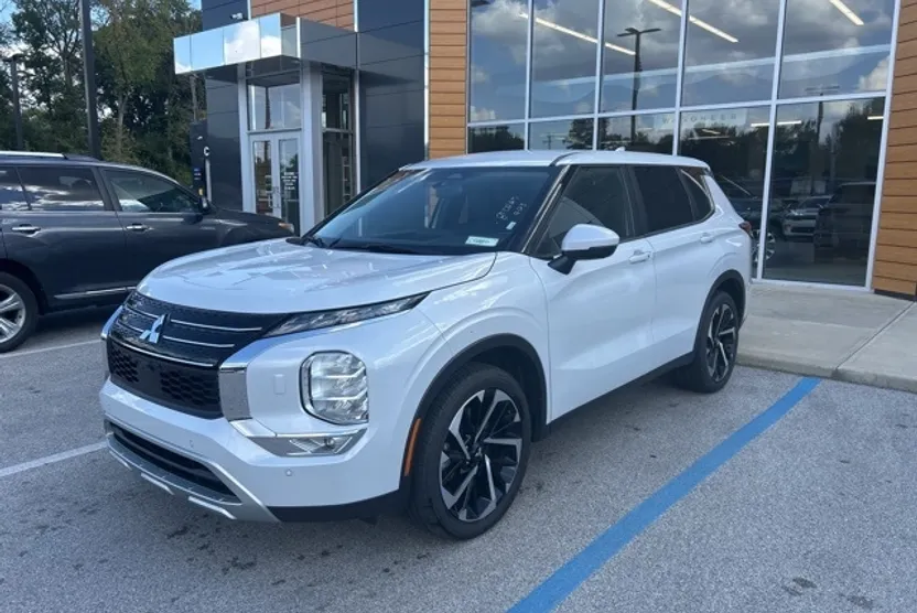 2024 Mitsubishi Outlander SE photo 1