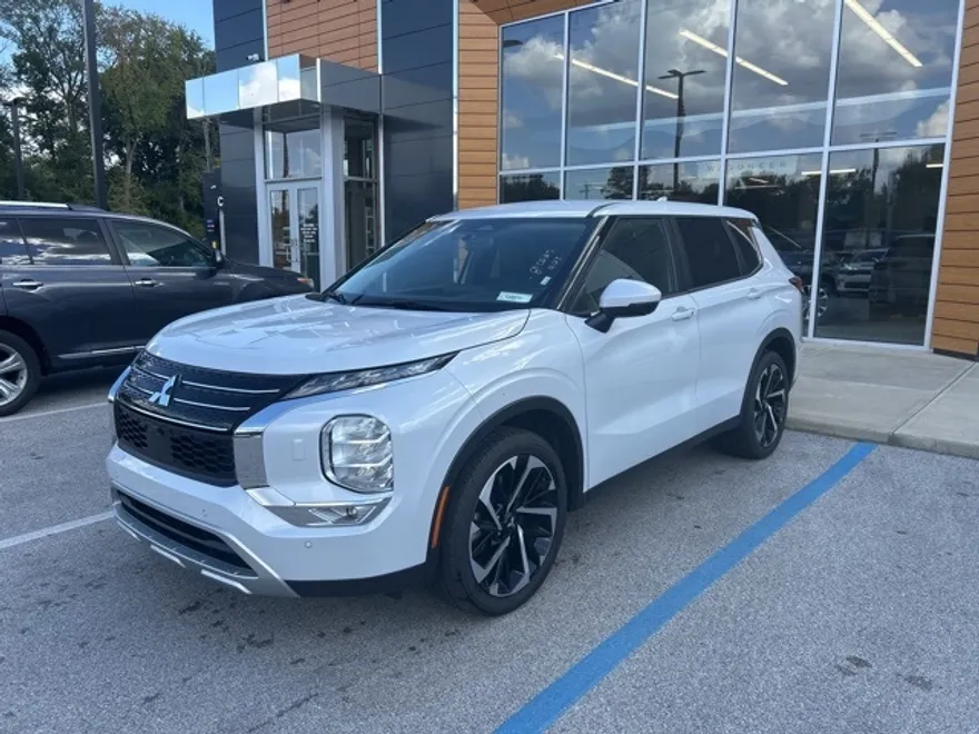 2024 Mitsubishi Outlander SE photo 1