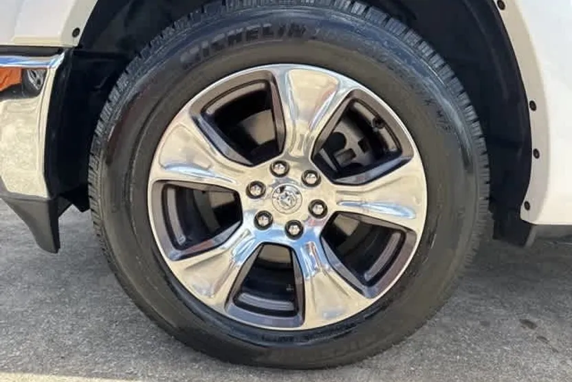 2019 Ram 1500 Laramie photo 1