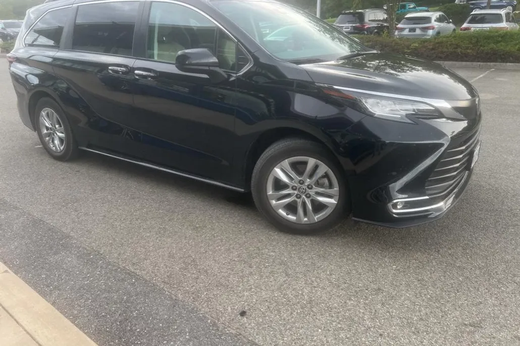 2022 Toyota Sienna XLE photo 1