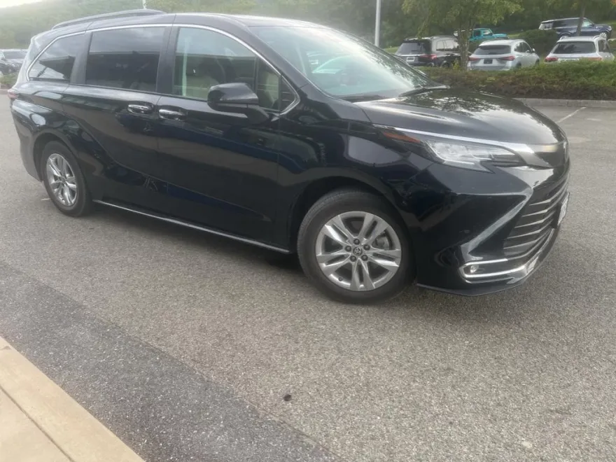 2022 Toyota Sienna XLE photo 1