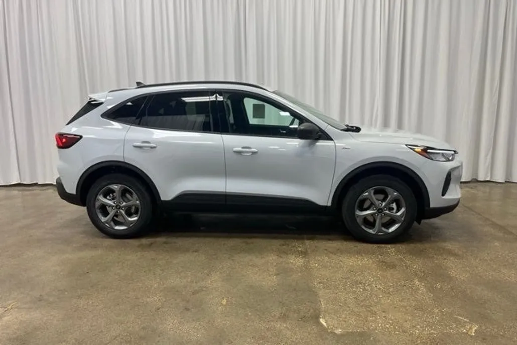 2025 Ford Escape ST-Line photo 1