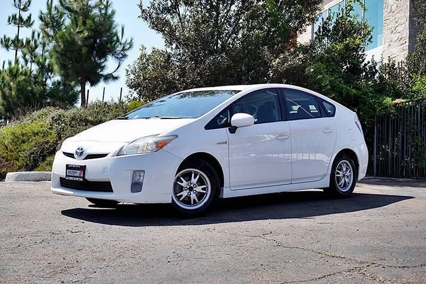 2010 Toyota Prius Two photo 1