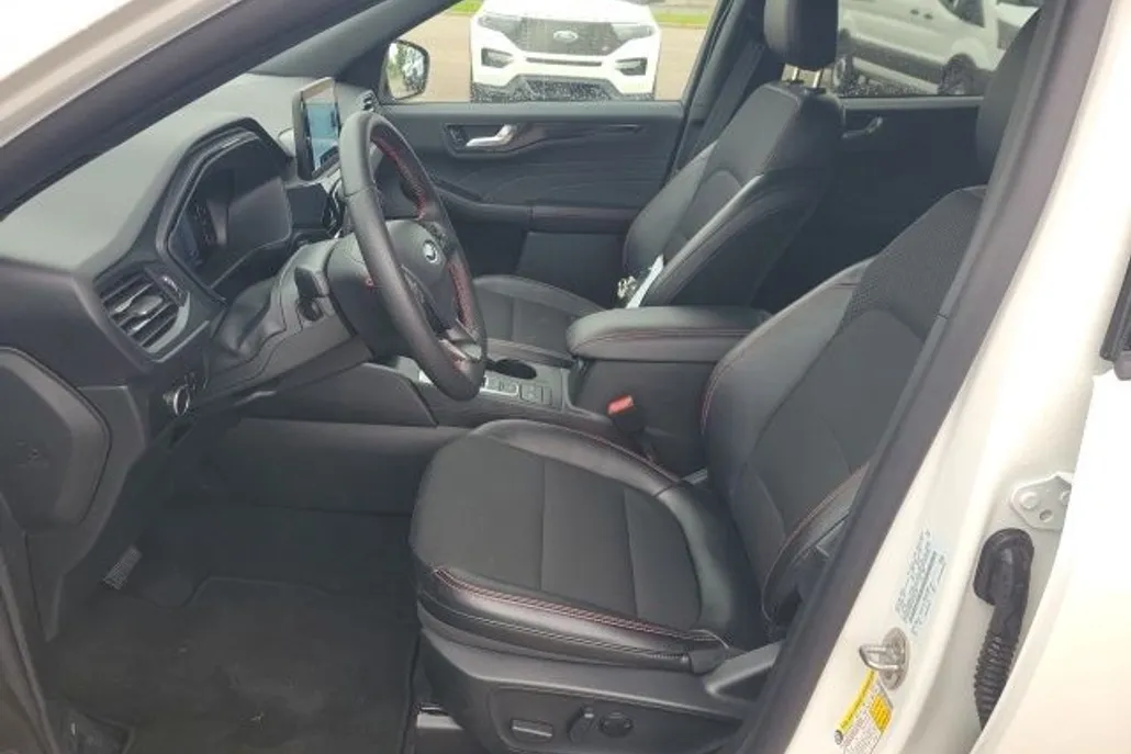2025 Ford Escape ST-Line photo 1
