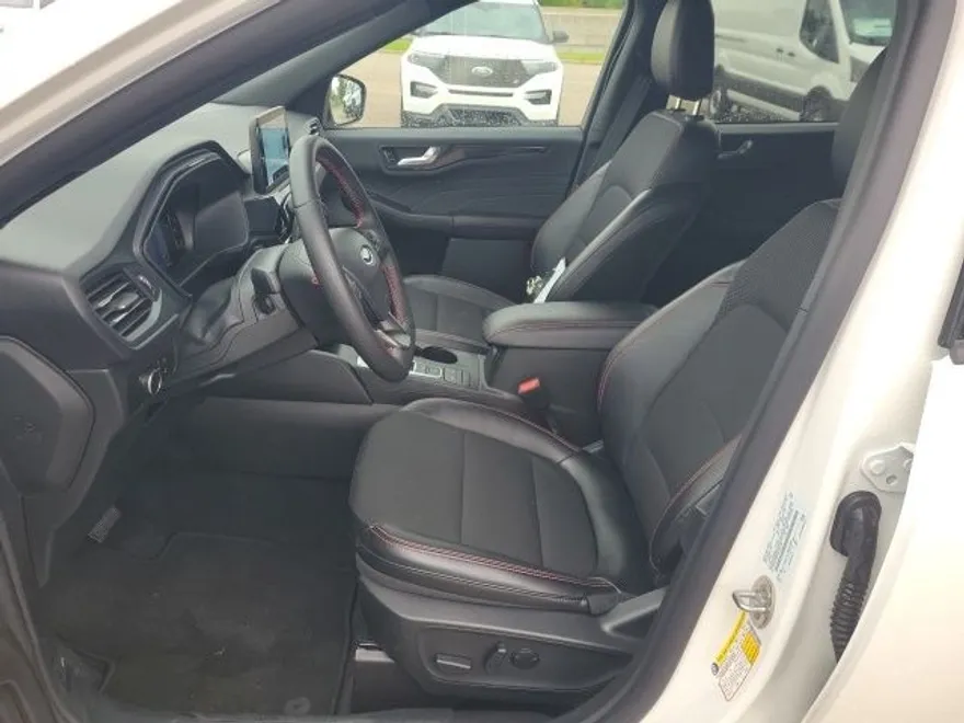 2025 Ford Escape ST-Line photo 1