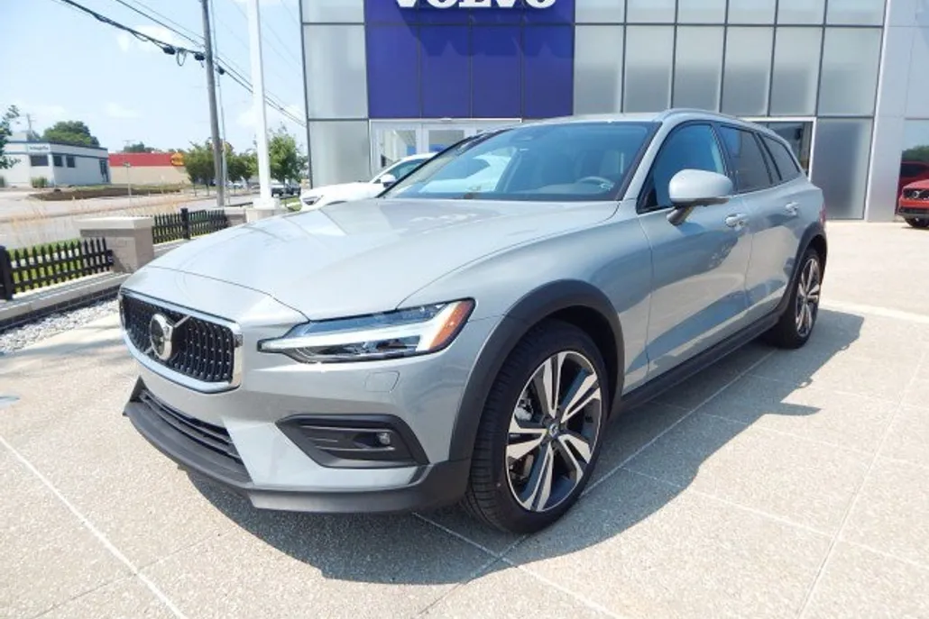 2025 Volvo V60 Cross Country B5 Plus photo 1