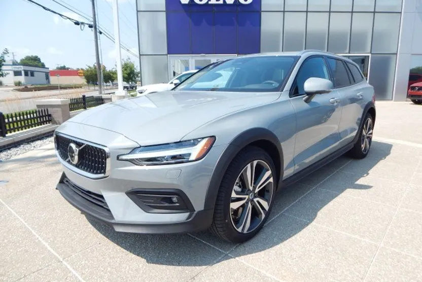 2025 Volvo V60 Cross Country B5 Plus photo 1