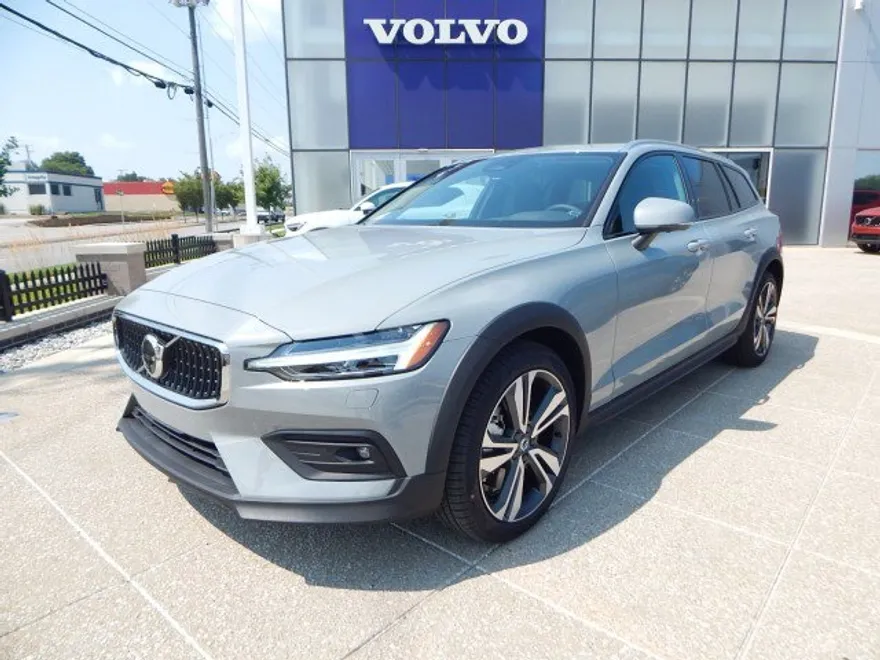2025 Volvo V60 Cross Country B5 Plus photo 1