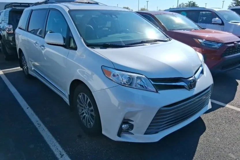 2019 Toyota Sienna XLE Premium photo 1