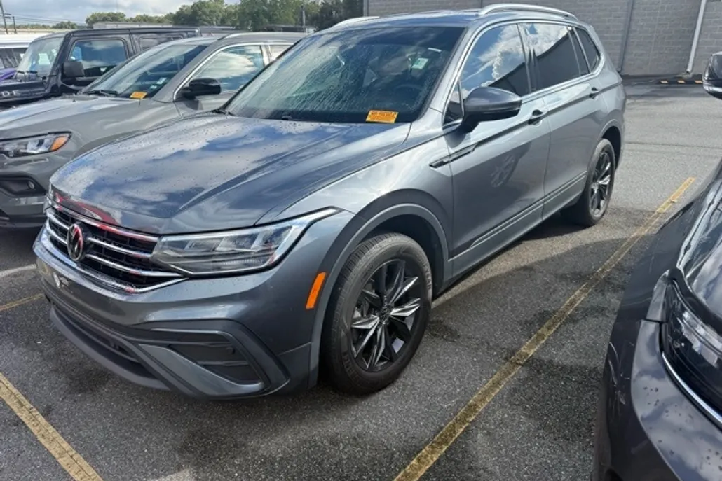 2023 Volkswagen Tiguan SE photo 1