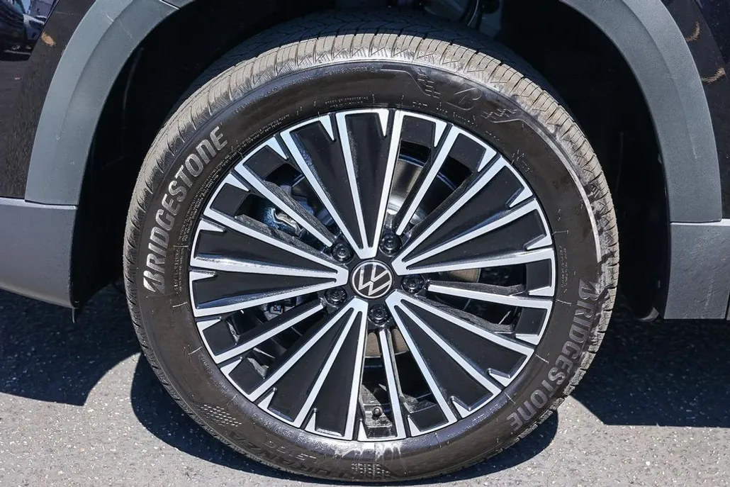 2025 Volkswagen Taos SE photo 1