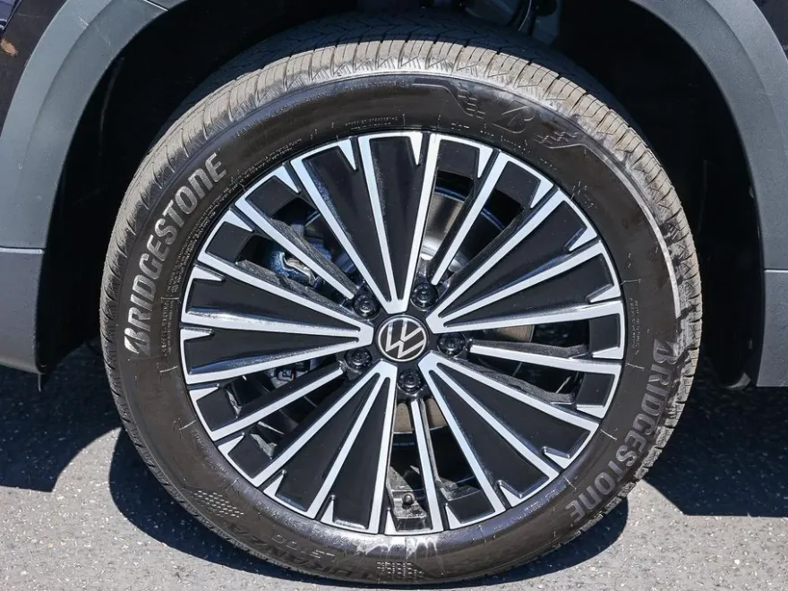 2025 Volkswagen Taos SE photo 1