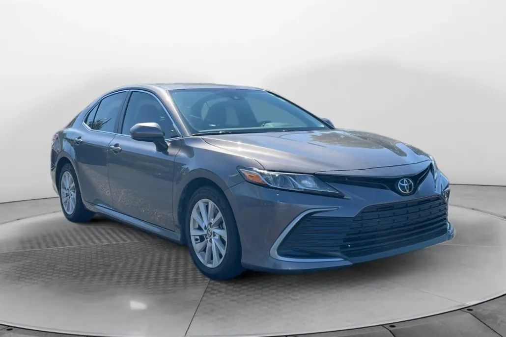 2021 Toyota Camry LE photo 1
