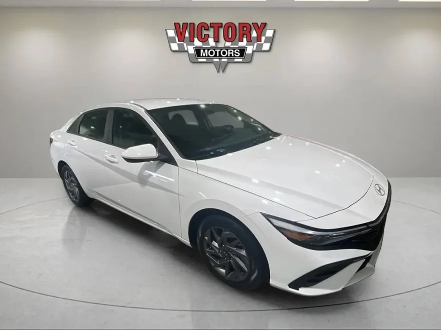 2024 Hyundai Elantra SEL photo 1