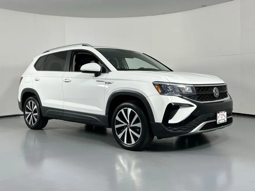 2022 Volkswagen Taos SE photo 1