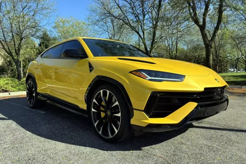 2024 Lamborghini Urus photo 1