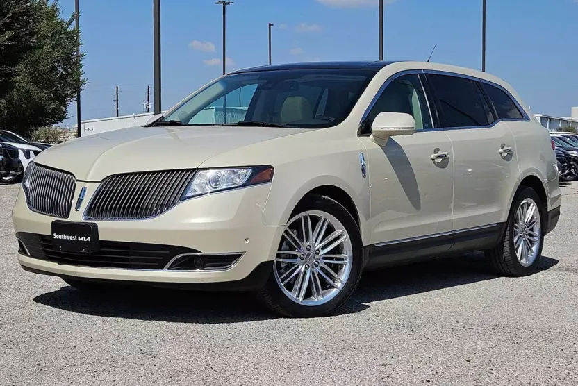 2016 Lincoln MKT EcoBoost photo 1