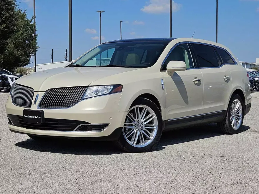 2016 Lincoln MKT EcoBoost photo 1