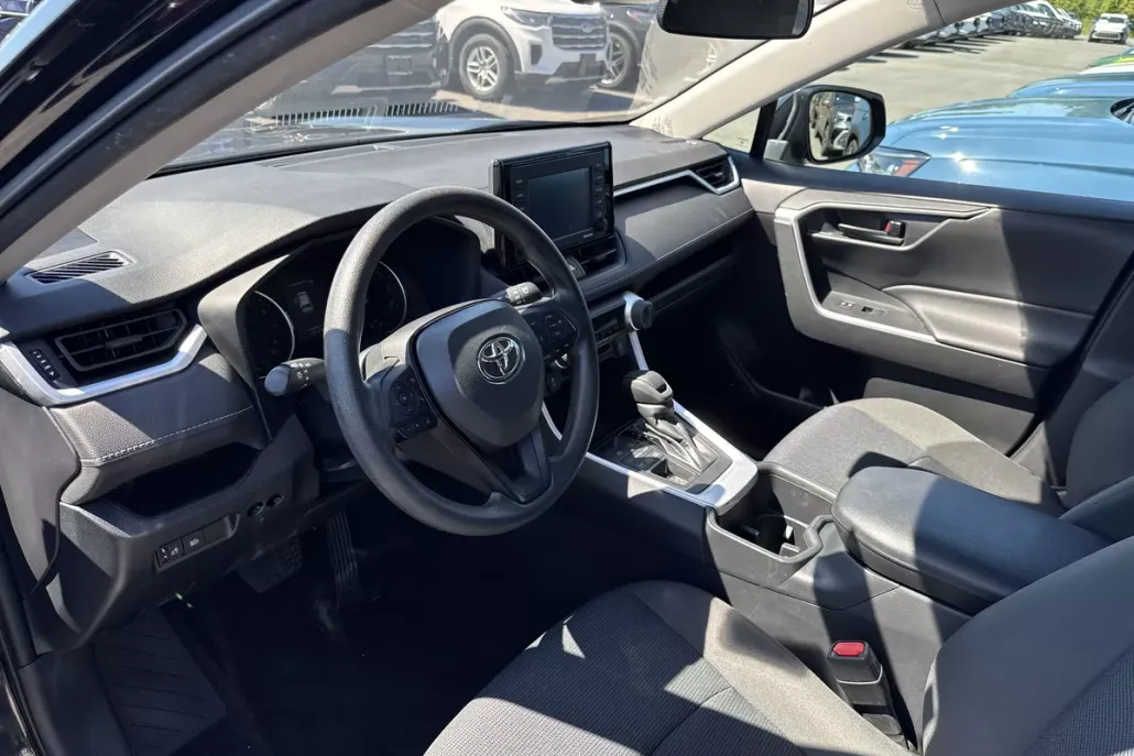 2022 Toyota RAV4 LE photo 1