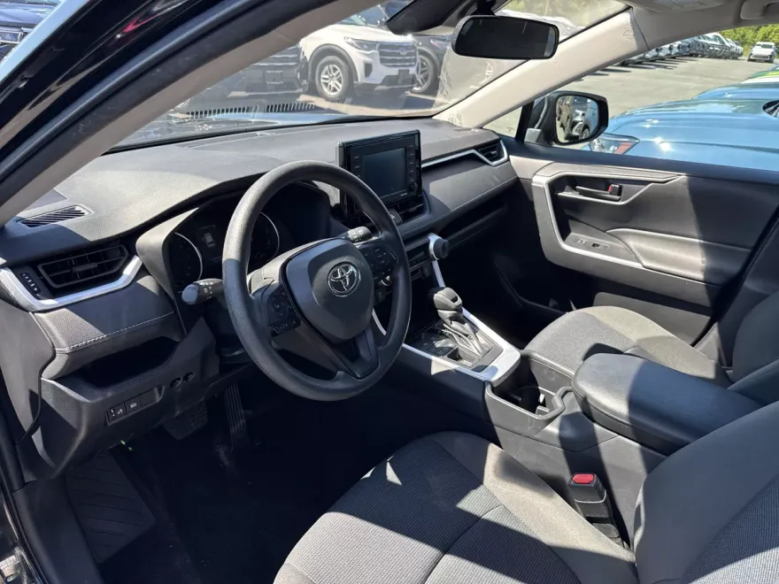 2022 Toyota RAV4 LE photo 1