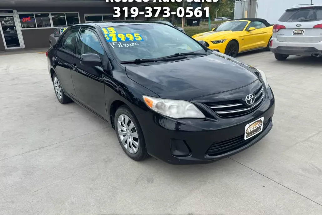 2013 Toyota Corolla LE photo 1