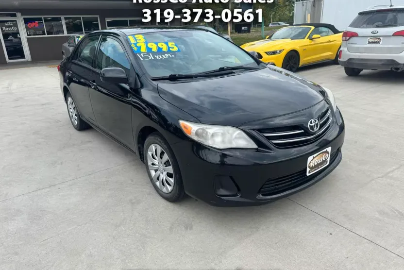 2013 Toyota Corolla LE photo 1