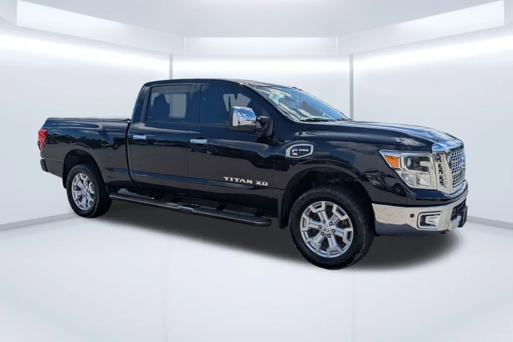 2017 Nissan Titan SL photo 1