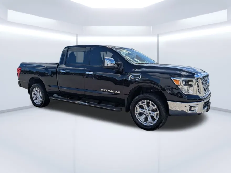 2017 Nissan Titan SL photo 1