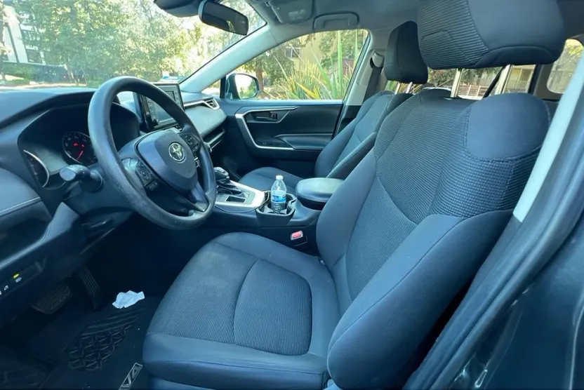2019 Toyota RAV4 LE photo 1