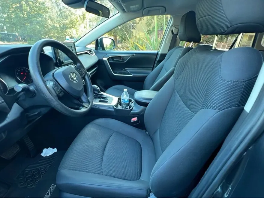 2019 Toyota RAV4 LE photo 1