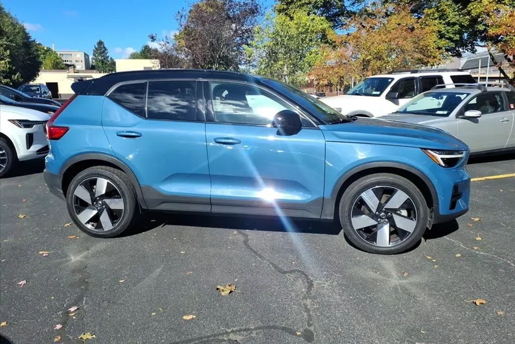 2023 Volvo XC40 Recharge Plus photo 1