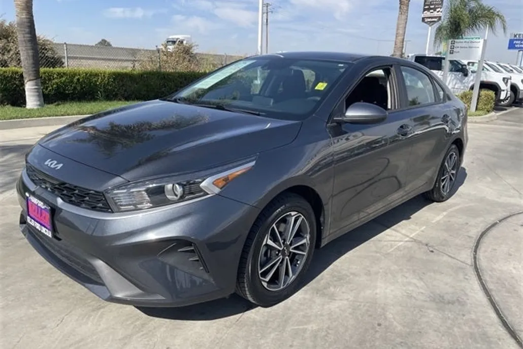 2023 Kia Forte LXS photo 1