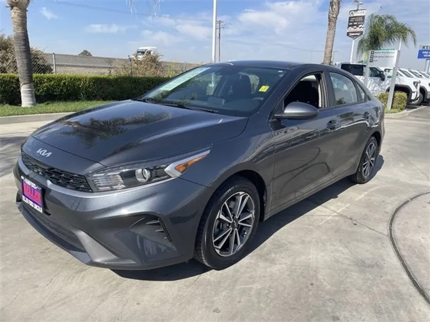 2023 Kia Forte LXS photo 1