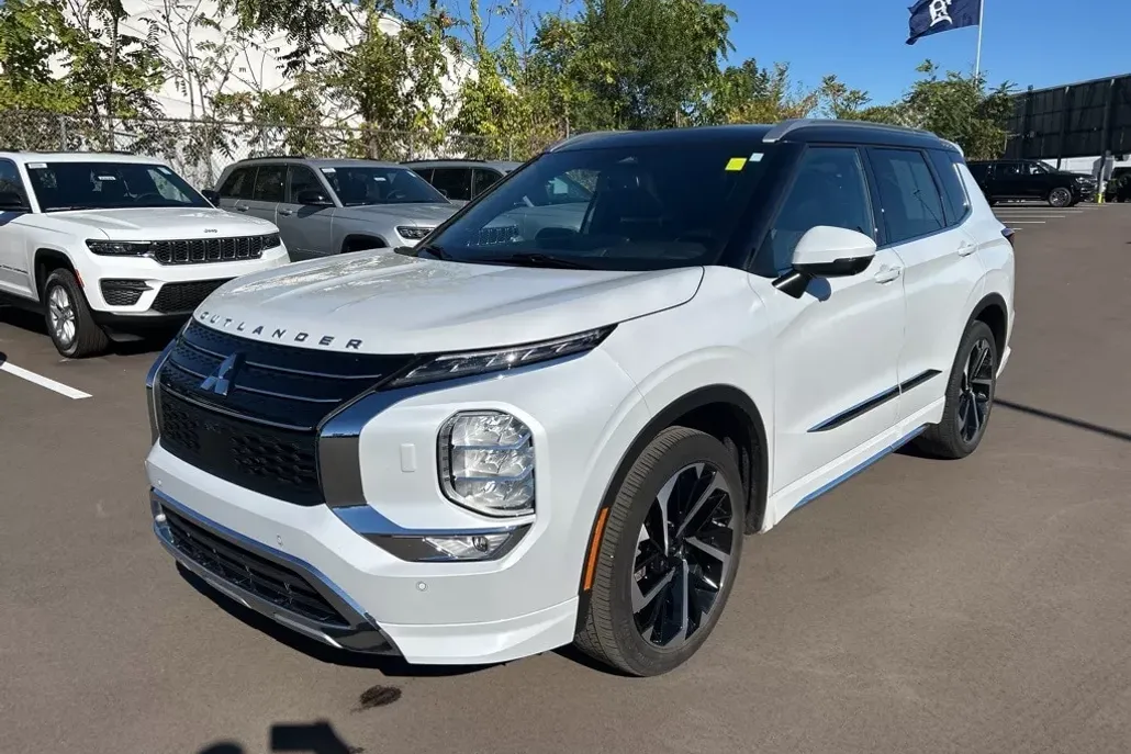 2023 Mitsubishi Outlander SEL photo 1