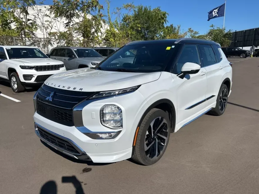 2023 Mitsubishi Outlander SEL photo 1