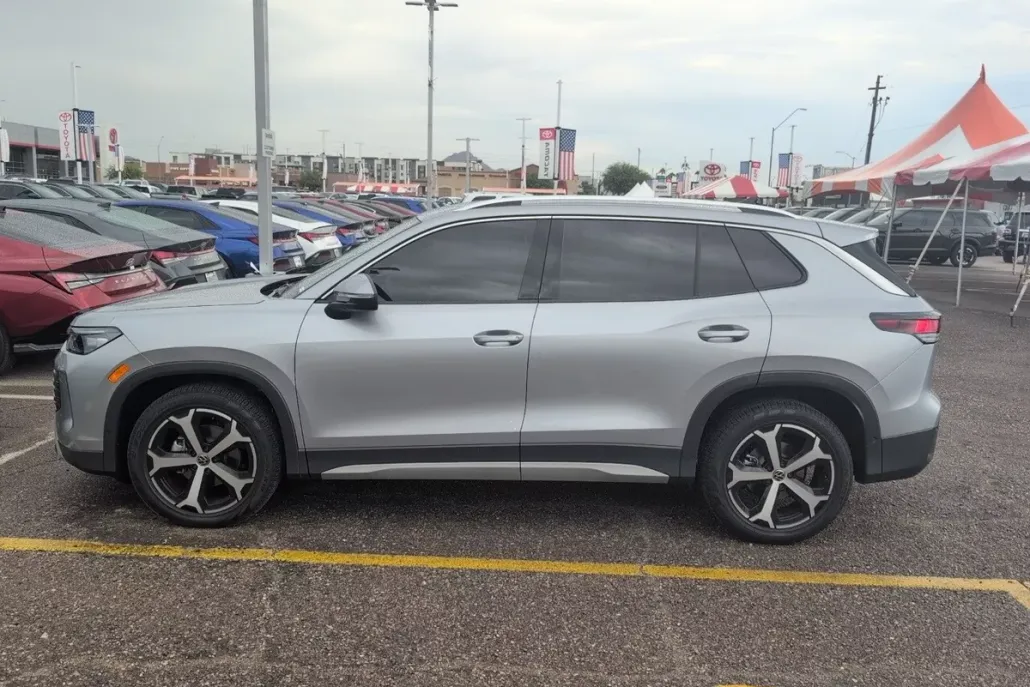 2025 Volkswagen Tiguan SE photo 1