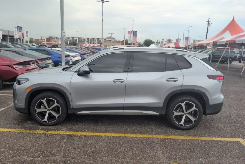 2025 Volkswagen Tiguan SE photo 1
