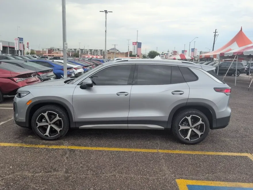 2025 Volkswagen Tiguan SE photo 1