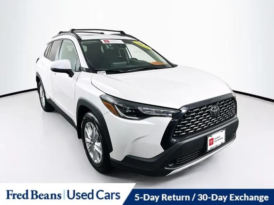 2022 Toyota Corolla Cross LE photo 1