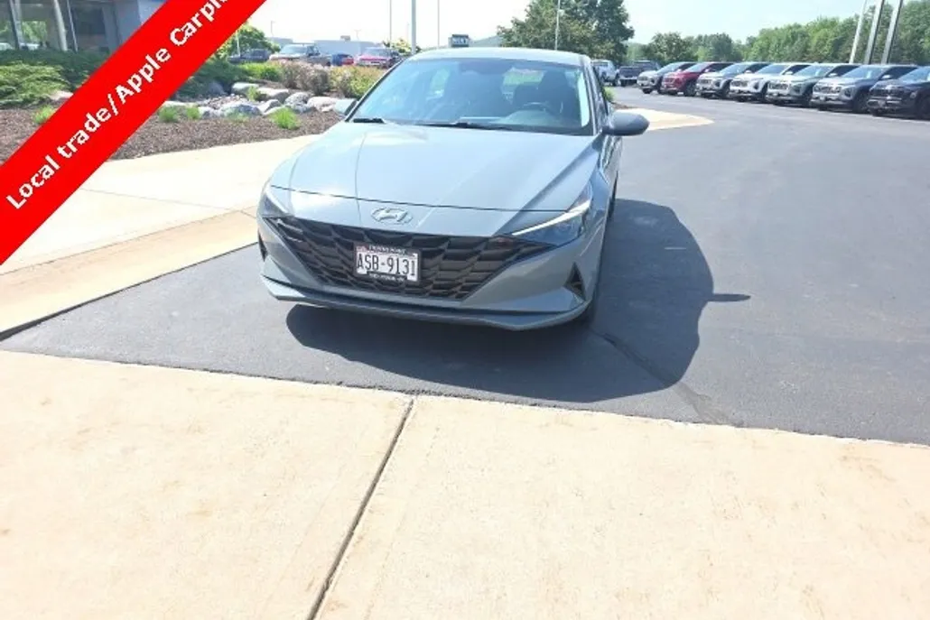 2023 Hyundai Elantra SEL photo 1